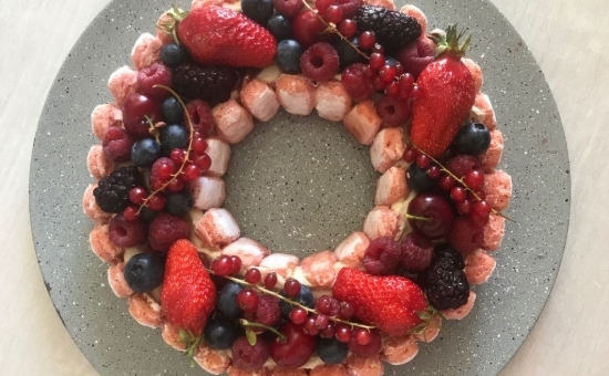 Charlotte revisitée en couronne aux Biscuits Roses et bavaroise vanille