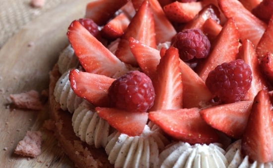 Tarte sans cuisson au caramel et aux fraises