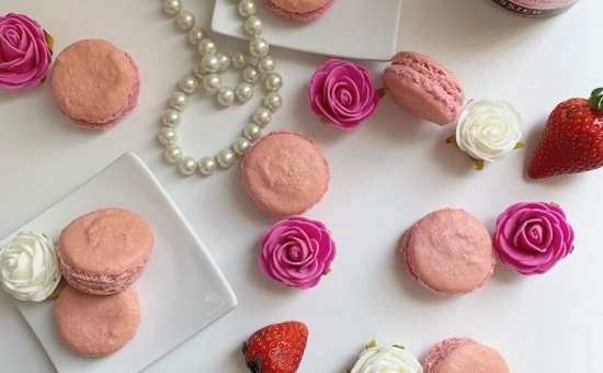 Macarons, fraises et pâte à tartiner au Bicuit Rose