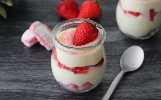 Tiramisu aux fraises et Biscuits Roses en verrines