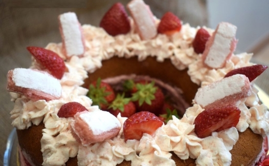 Génoise au chocolat blanc, mousse de fraises et chantilly Biscuits Roses