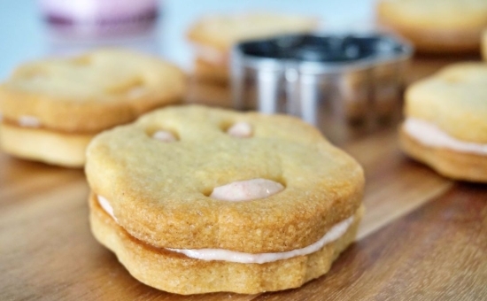 Biscuits smiley garnis d'une ganache au Biscuit Rose