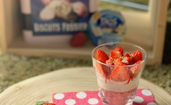 Verrine rose aux fraises