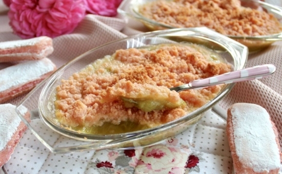 Crumble à la rhubarbe et Biscuits Roses