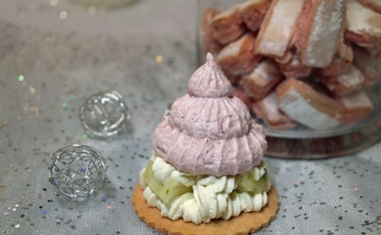 Pavlova au Biscuit Rose et ananas
