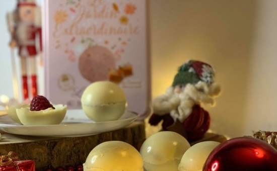 Boule de noël chocolat blanc et Sablé Biscuit Rose