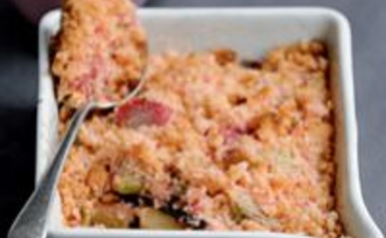 Crumble de Biscuits Roses Fossier aux pommes et à la rhubarbe