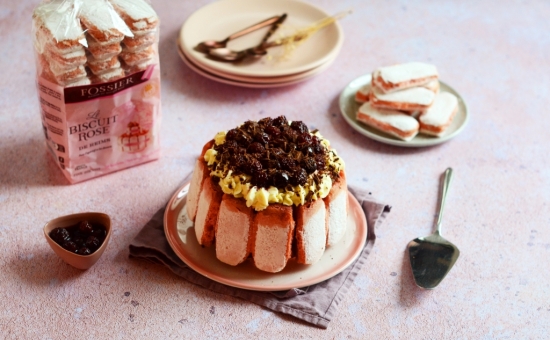 Charlotte forêt noire à la fève tonka et au Biscuit Rose