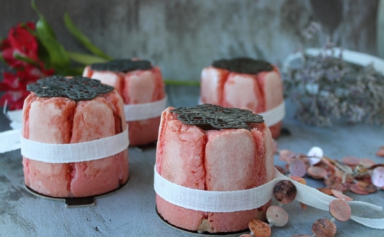Mini-Charlotte au chocolat, insert framboise et Biscuit Rose