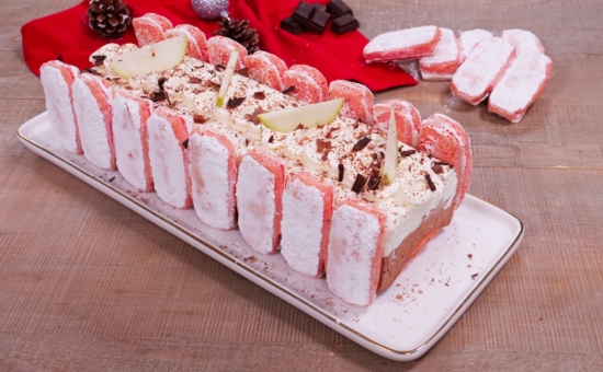 Bûche de Noël façon charlotte poire chocolat aux Biscuits Roses