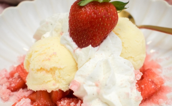 Glace au Sirop de Biscuit Rose avec Salade de Fraises et Chantilly